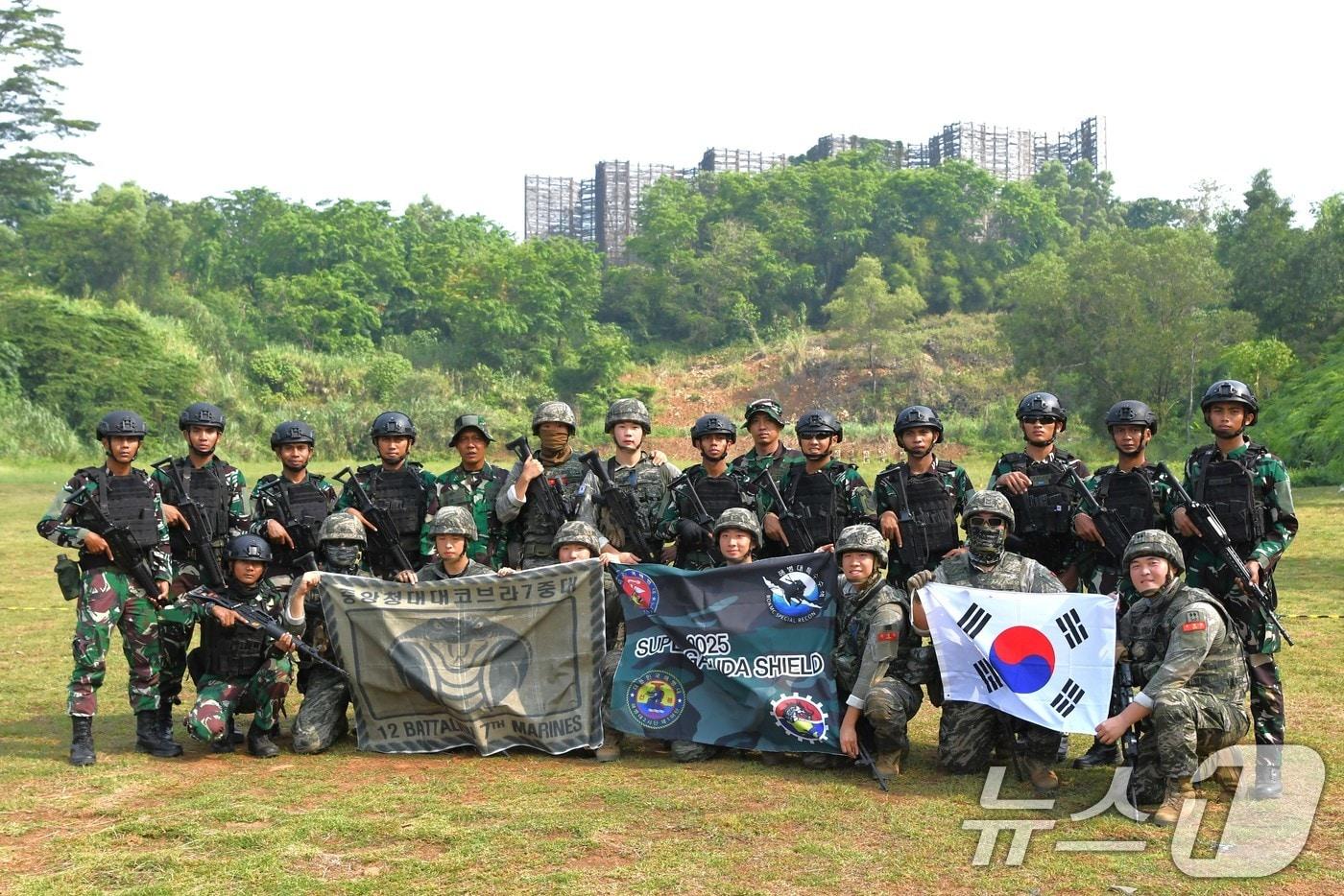 슈퍼가루다실드 연합훈련에 참가한 해병대 장병들이 인도네시아군과 기념사진을 촬영하고 있다. (해병대 제공. 재판매 및 DB 금지) 2025.9.8/뉴스1