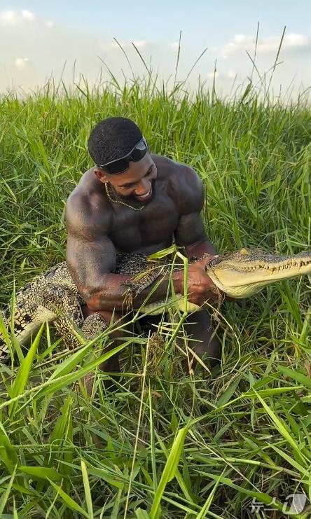 본문 이미지 - 미국 인플루언서 마이크 홀스턴이 퀸즐랜드주 록하트 강 지역에서 악어를 붙잡고 있다. &#40;소셜미디어 인스타그램 사용자 @therealtarzann 캡처&#41;