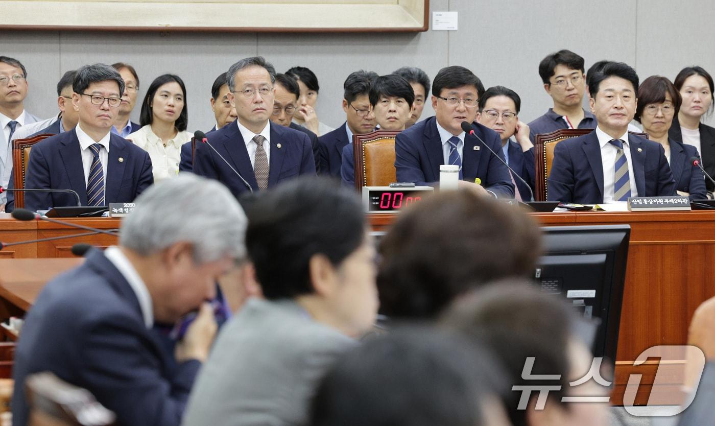 김성환 환경부 장관이 8일 오전 서울 여의도 국회에서 열린 기후위기 특별위원회 전체회의에서 의원 질의에 답변하고 있다. 2025.9.8/뉴스1 ⓒ News1 신웅수 기자