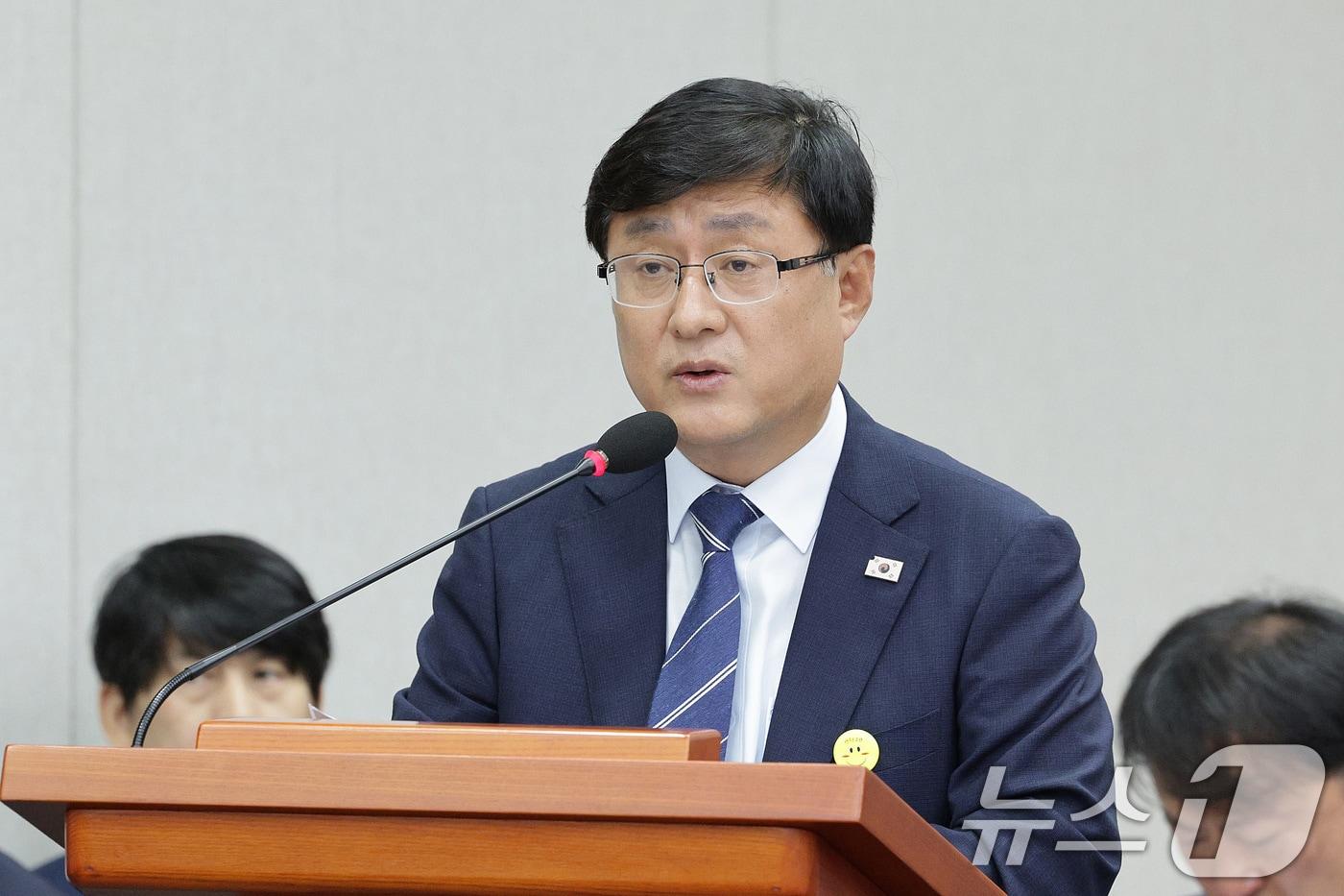 김성환 환경부 장관이 8일 오전 서울 여의도 국회에서 열린 기후위기 특별위원회 전체회의에서 업무 보고를 하고 있다. 2025.9.8/뉴스1 ⓒ News1 신웅수 기자