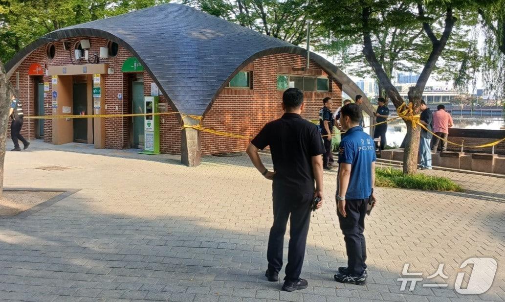 본문 이미지 - 지난 2일 대구 수성구 수성못 인근에서 육군 대위가 총상을 입고 숨진 채 발견돼 경찰이 폴리스라인을 치고 현장을 보존하고 있다.(대구 수성구청 제공.재판매 및 DB 금지)