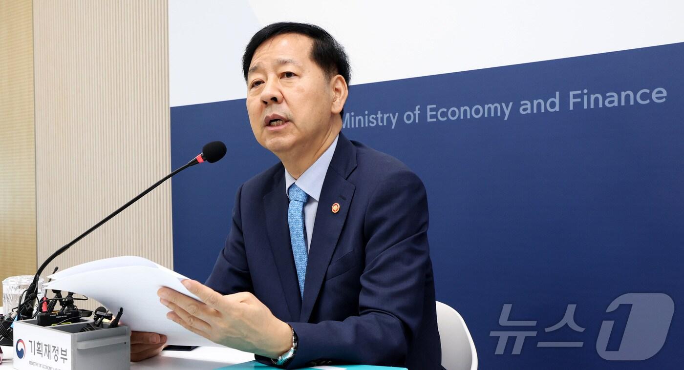구윤철 경제부총리 겸 기획재정부 장관이 8일 오전 세종시 정부세종청사에서 열린 출입기자단 간담회에 참석하여 현안 관련 내용을 설명하고 있다. 2025.9.8/뉴스1 ⓒ News1 김기남 기자
