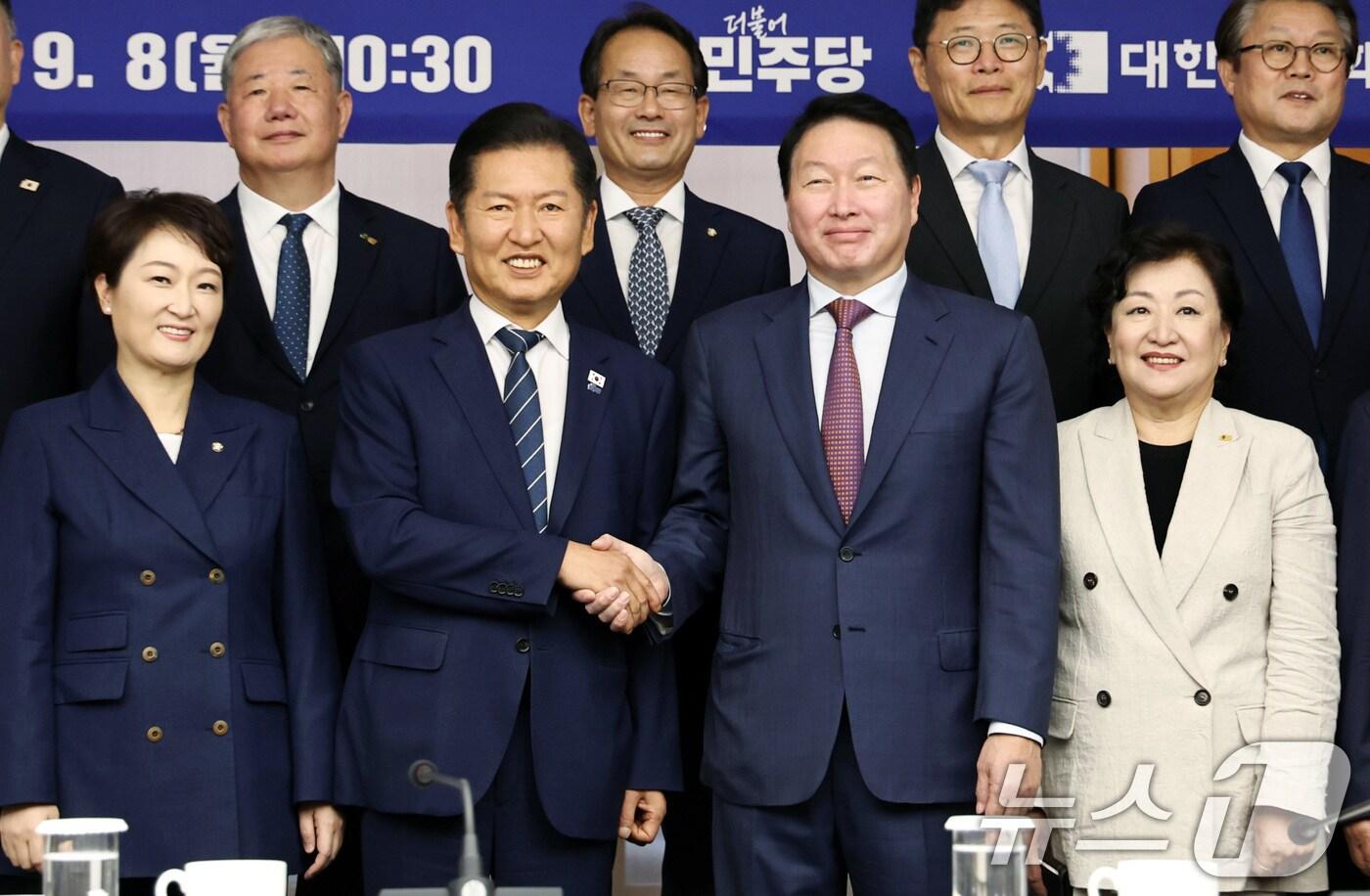 정청래 더불어민주당 대표와 최태원 대한상공회의소 회장이 8일 오전 서울 중구 대한상의에서 열린 정책 간담회에 참석해 악수하고 있다. 2025.9.8/뉴스1 ⓒ News1 구윤성 기자