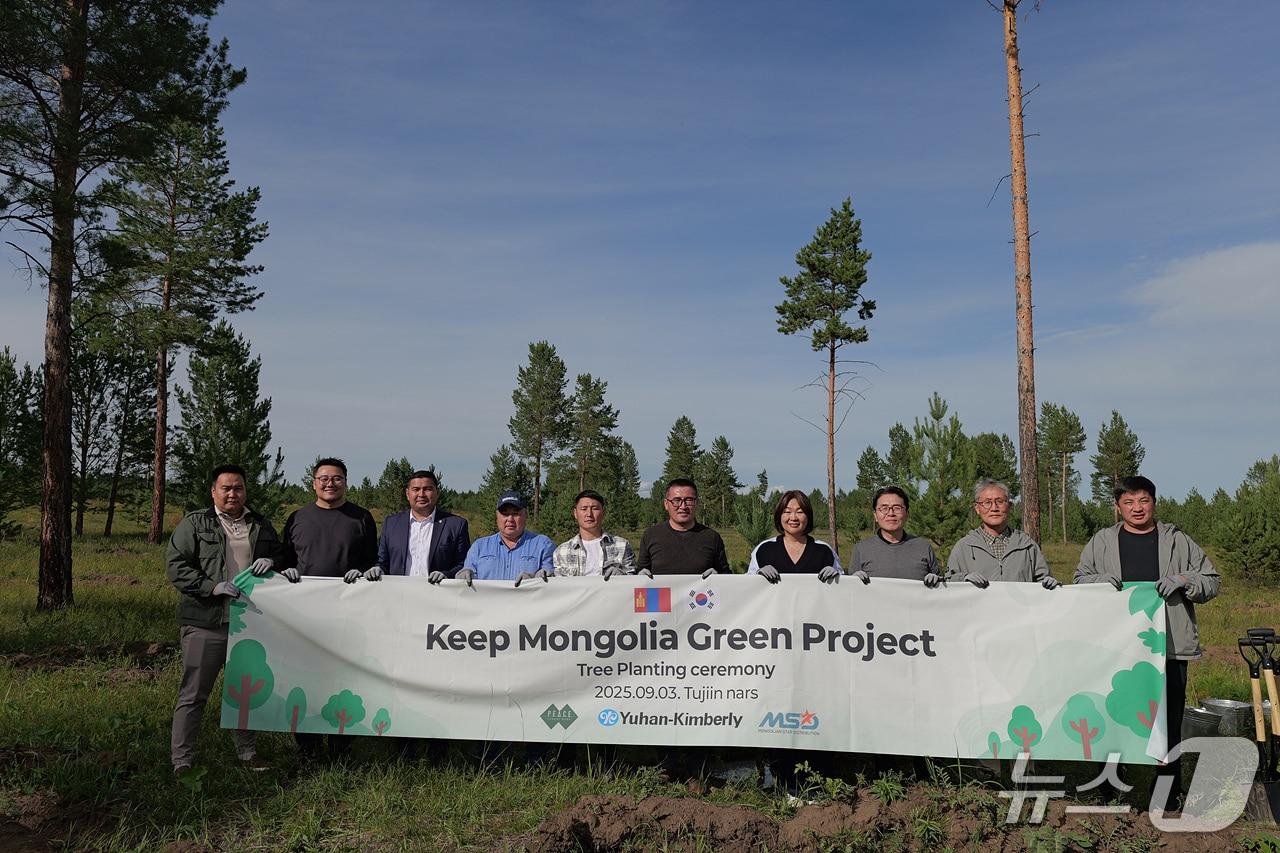 본문 이미지 - 몽골 유한킴벌리숲 조성에 협력하기 위한 3자 업무협약 체결 모습 (유한킴벌리 제공)