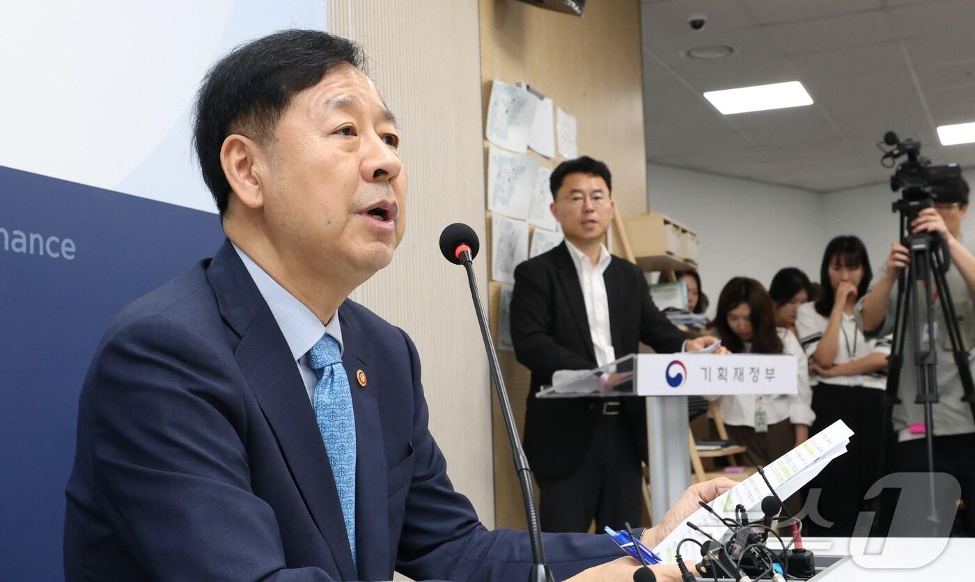 구윤철 경제부총리 겸 기획재정부 장관이 8일 오전 세종시 정부세종청사에서 열린 출입기자단 간담회에 참석하여 현안 관련 내용을 설명하고 있다. 2025.9.8/뉴스1 ⓒ News1 김기남 기자