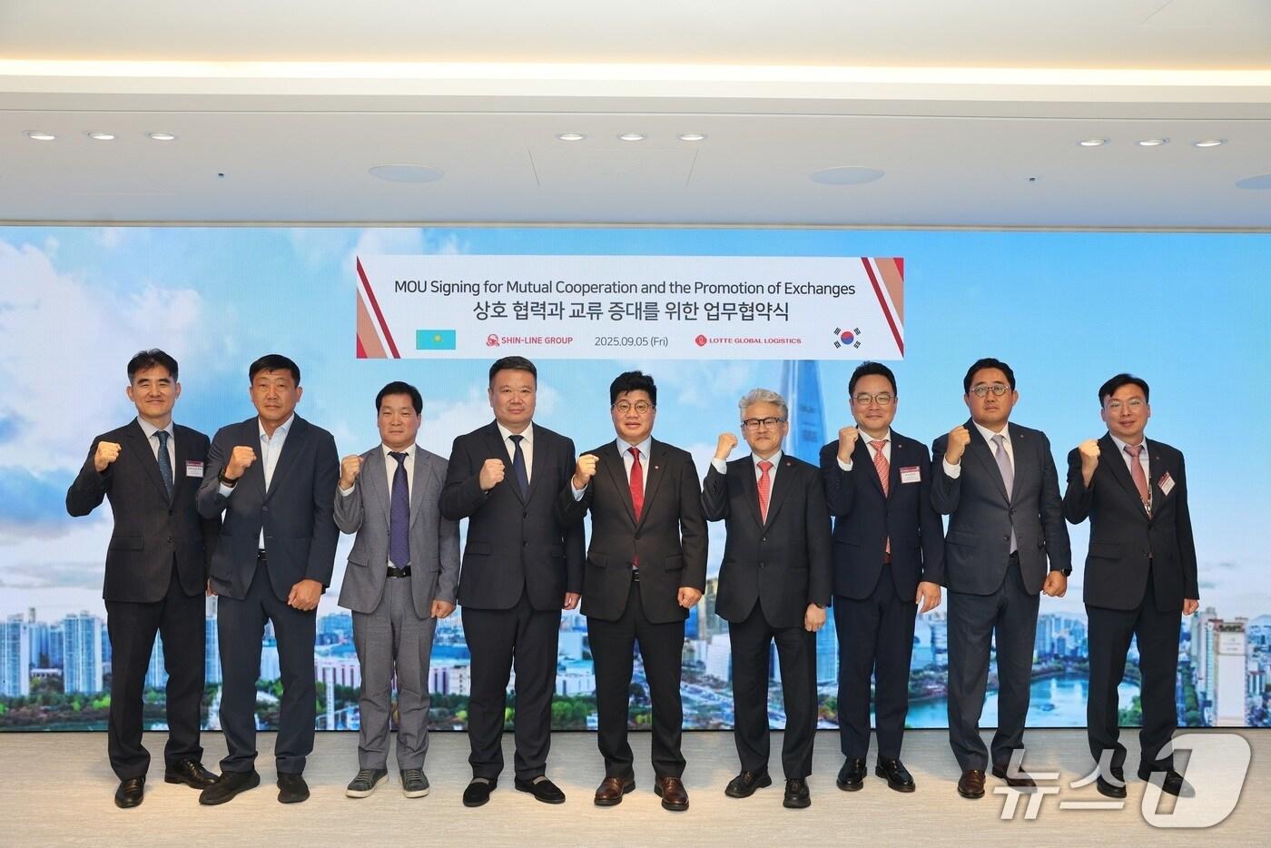 지난 5일 잠실 롯데월드타워에서 열린 업무협약식에 참석한 강병구 롯데글로벌로지스 대표이사&#40;가운데&#41;와 안드레이 신&#40;Andrei Shin&#41; 신라인그룹 회장&#40;왼쪽 네 번째&#41; 등 양사 관계자가 기념 촬영을 하고 있다. &#40;롯데글로벌로지스 제공&#41;