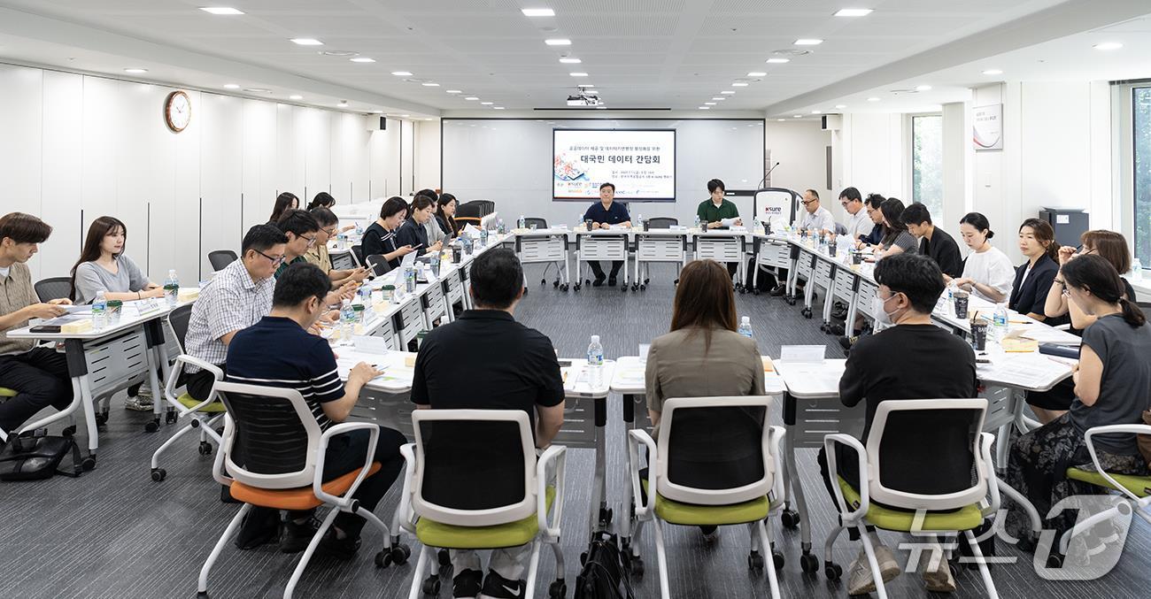 본문 이미지 - 데이터 실무 협의체가 간담회를 진행하고 있다.&#40;창업진흥원 제공&#41;