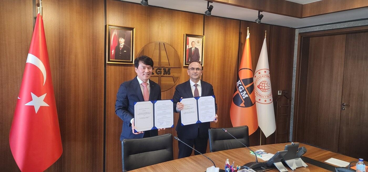 임찬수 한국도로공사 해외사업처장&#40;왼쪽&#41;과 아흐멧 귈셴 튀르키예 도로청장&#40;오른쪽&#41;이 업무협약을 체결하고 있다.&#40;한국도로공사 제공&#41; 뉴스1 ⓒ News1