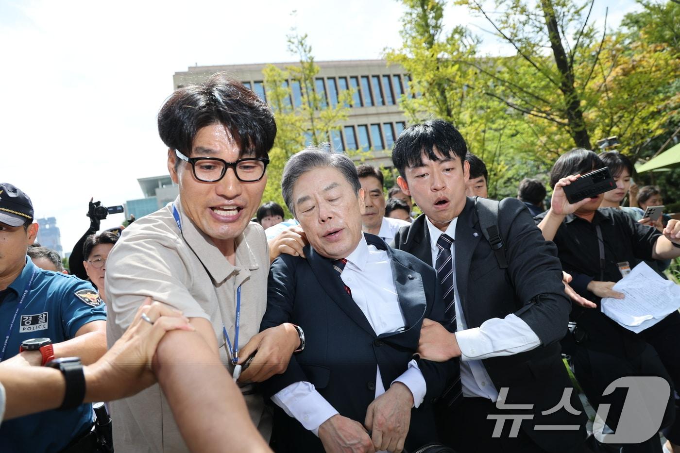 김형석 독립기념관장이 8일 서울 여의도 국회 소통관에서 대국민 기자회견을 마치고 차량으로 향하고 있다. 2025.9.8/뉴스1 ⓒ News1 이승배 기자