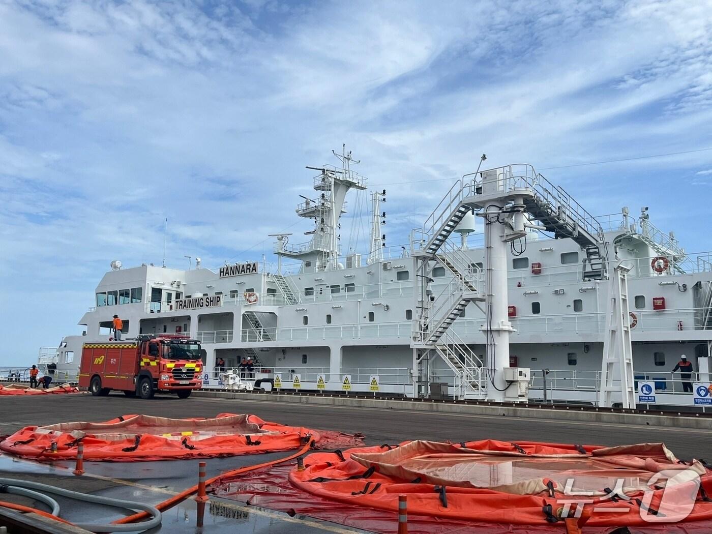 본문 이미지 - 강릉에 급파된 한나라호. &#40;국립한국해양대 제공. 재판매 및 DB 금지&#41;