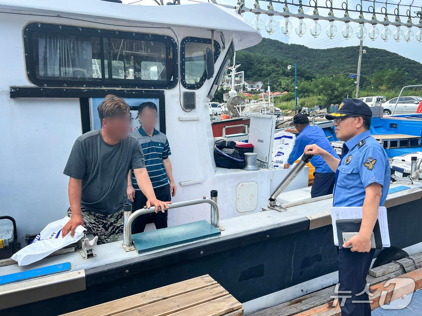 본문 이미지 - 남해해경청이 가을행락철 대비 다중이용선박에 대한 안전관리를 실시하고 있다.(남해해경청 제공. 재판매 및 DB 금지)