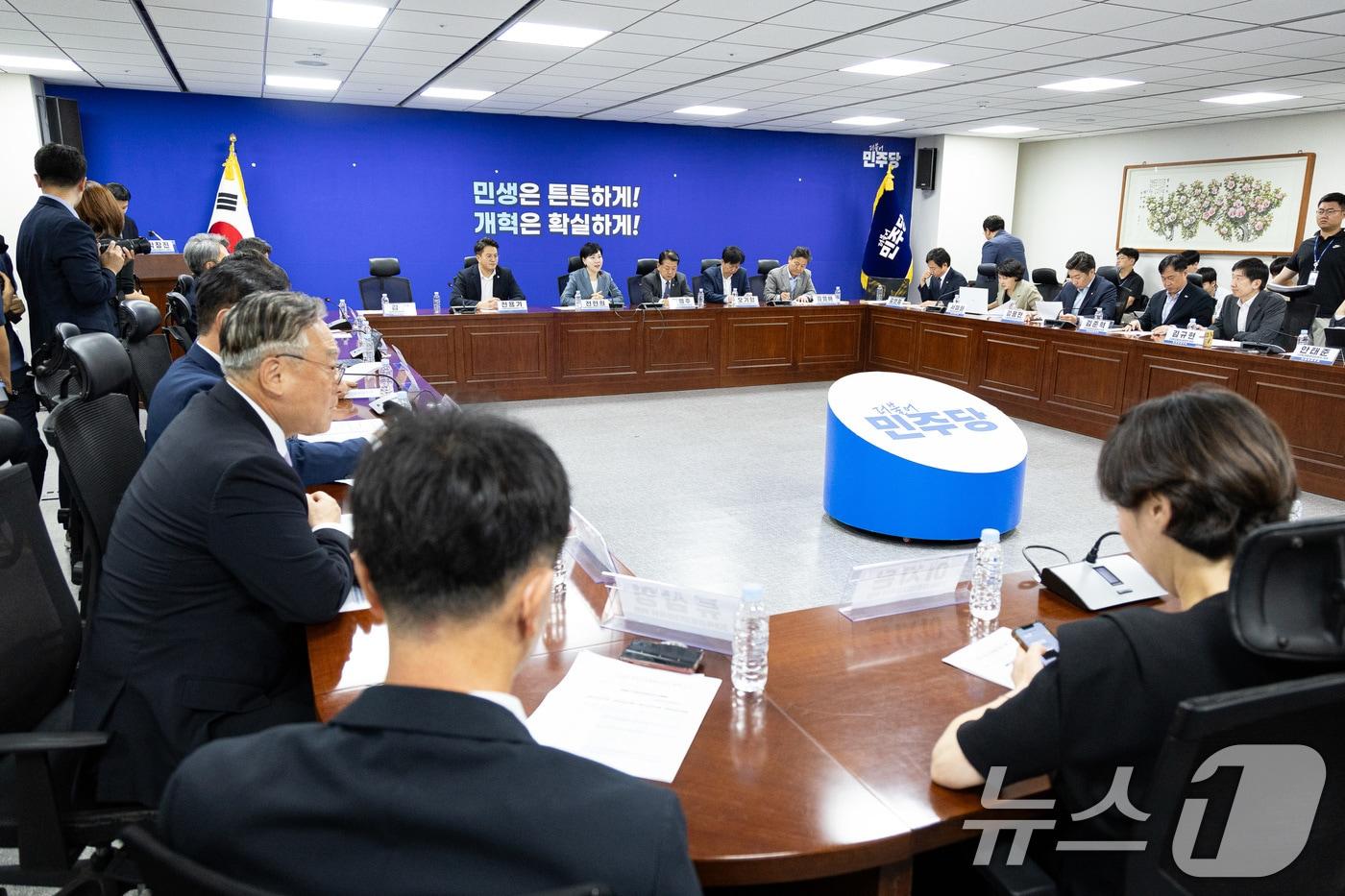 전현희 더불어민주당 3대특검종합대응특위 총괄위원장이 8일 서울 여의도 국회 의원회관에서 열린 3대특검 대응특위 전체회의에서 모두 발언을 하고 있다. ⓒ News1 유승관 기자