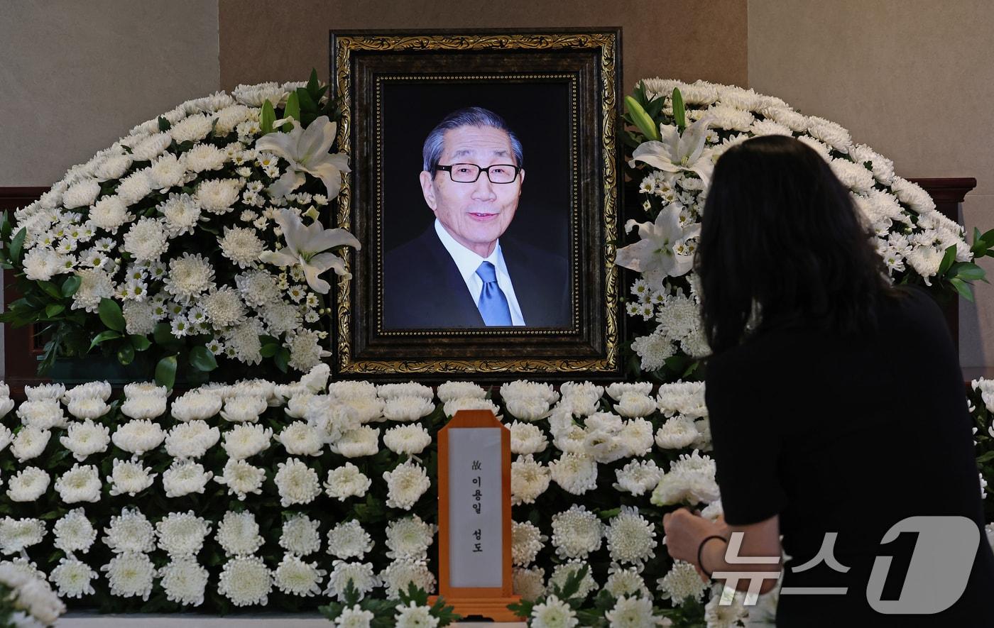 프로야구 출범에 주도적인 역할을 맡은 이용일 전 한국야구위원회(KBO) 총재 직무대행이 7일 향년 94세의 일기로 별세했다. 발인은 10일 오전 8시, 장지는 서울추모공원이다. 사진은 이날 오전 서울 종로구 서울대병원 장례식장에 마련된 고인의 빈소. ⓒ News1 오대일 기자