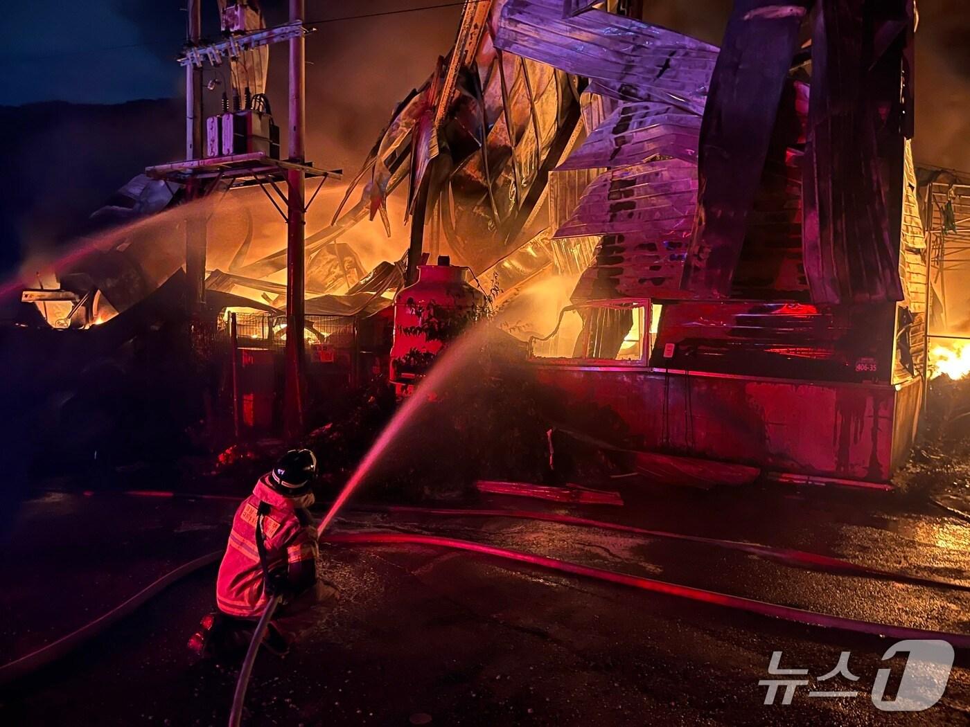 본문 이미지 - 7일 오후 8시 28분쯤 김해시 상동면 매리의 한 플라스틱 사출 공장 창고에서 불이 나 소방관들이 진화에 나서고 있다.(경남소방본부 제공. 재판매 및 DB금지)