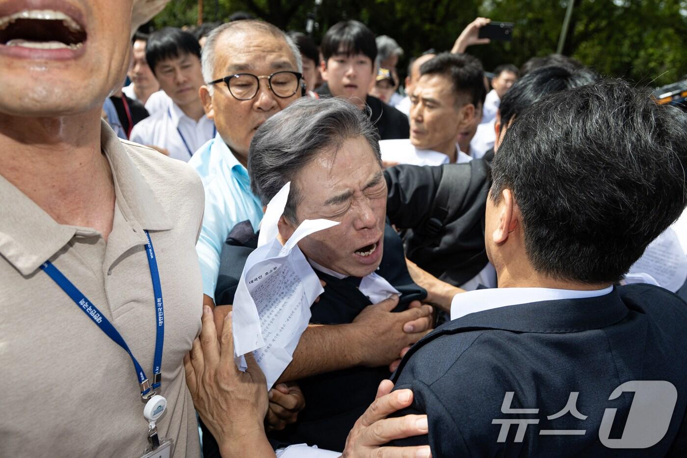 김형석 독립기념관장이 8일 서울 여의도 국회 소통관에서 대국민 기자회견을 마치고 시민단체 및 문진석 더불어민주당 의원의 퇴진 요구 속에 차량으로 향하고 있다. ⓒ News1 이승배 기자