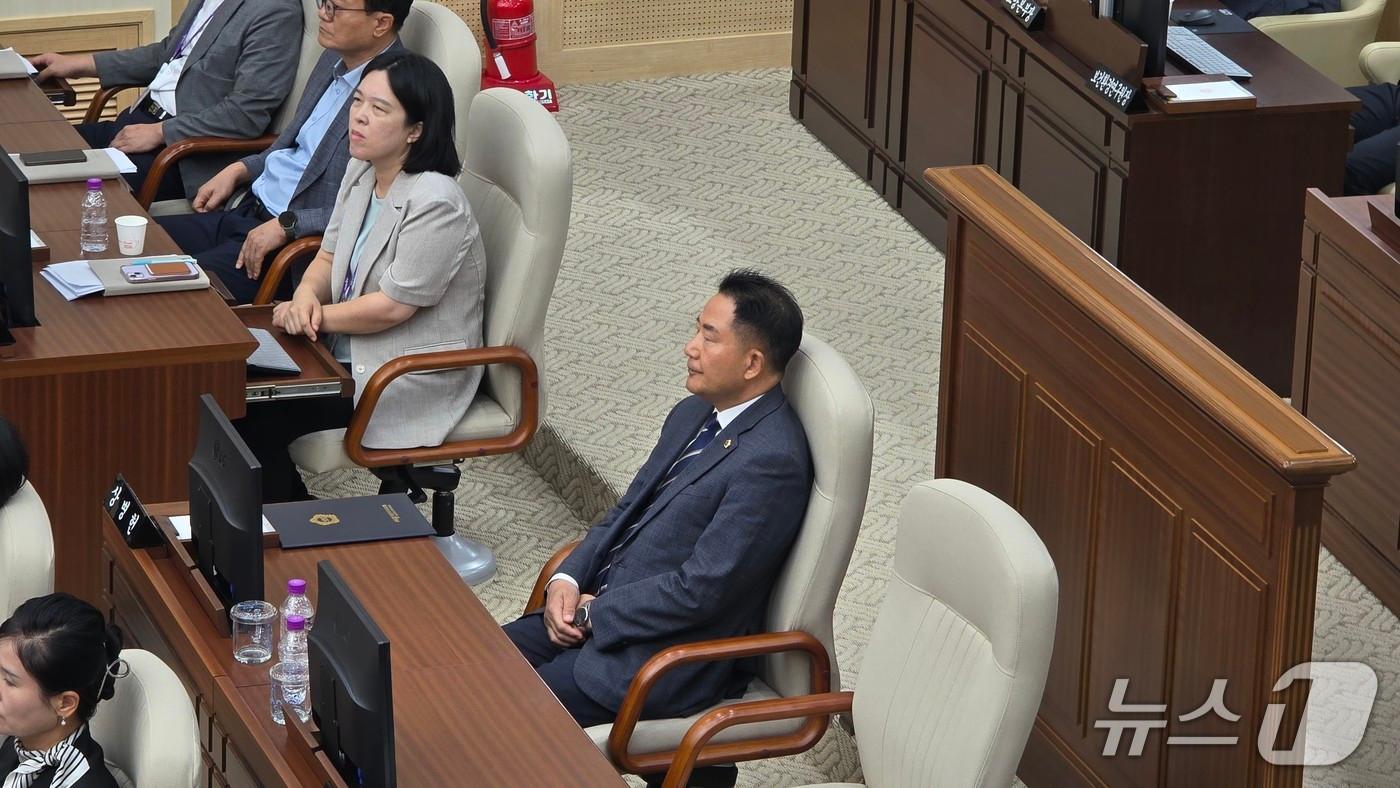 사직의 건 처리에 앞서 본회의장에 앉아 있는 상병헌 세종시의원. / 뉴스1