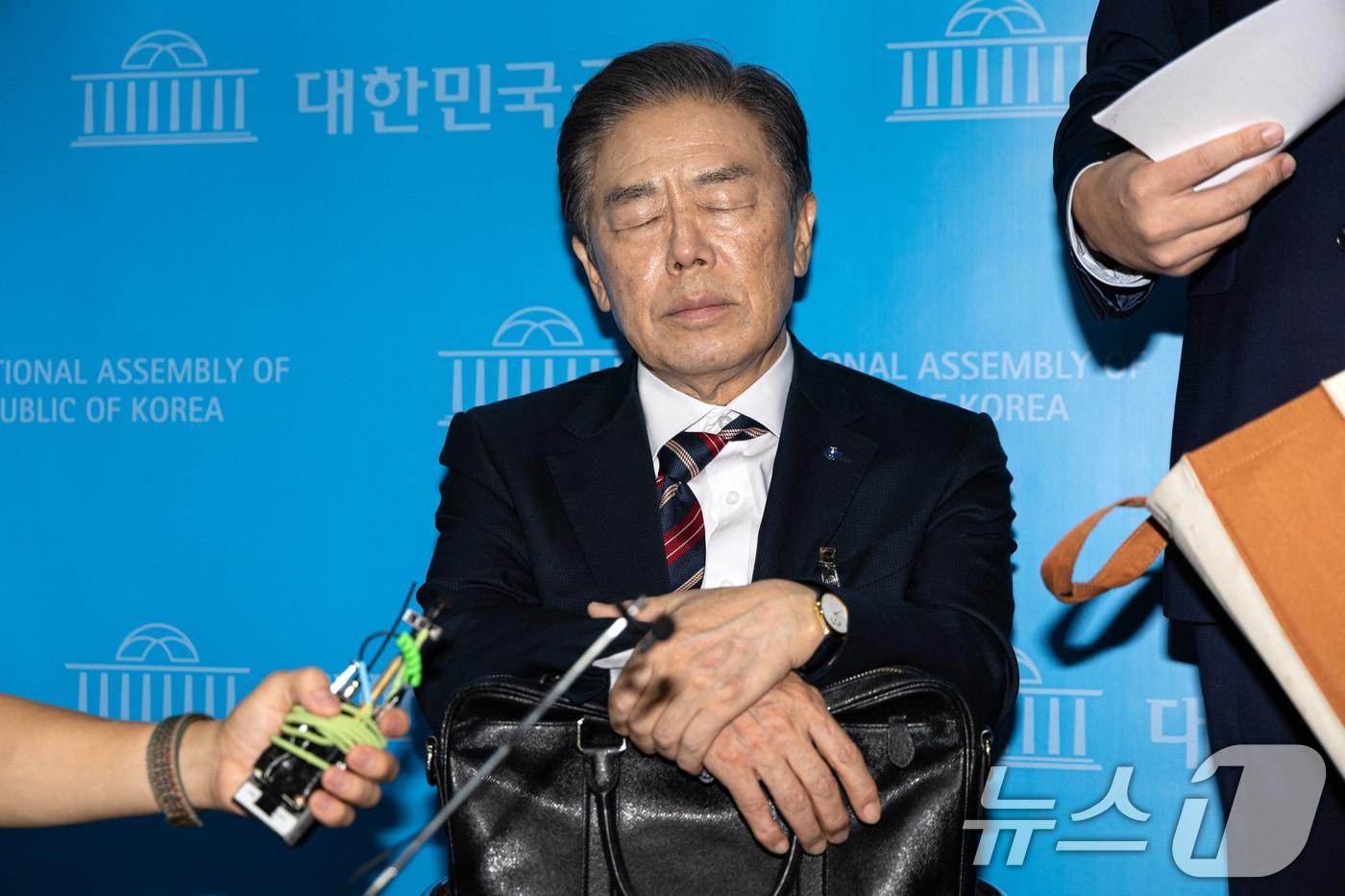 김형석 독립기념관장이 지난 9월 8일 서울 여의도 국회 소통관에서 대국민 기자회견을 하기 전 생각에 잠겨있다. 2025.9.8/뉴스1 ⓒ News1 이승배 기자