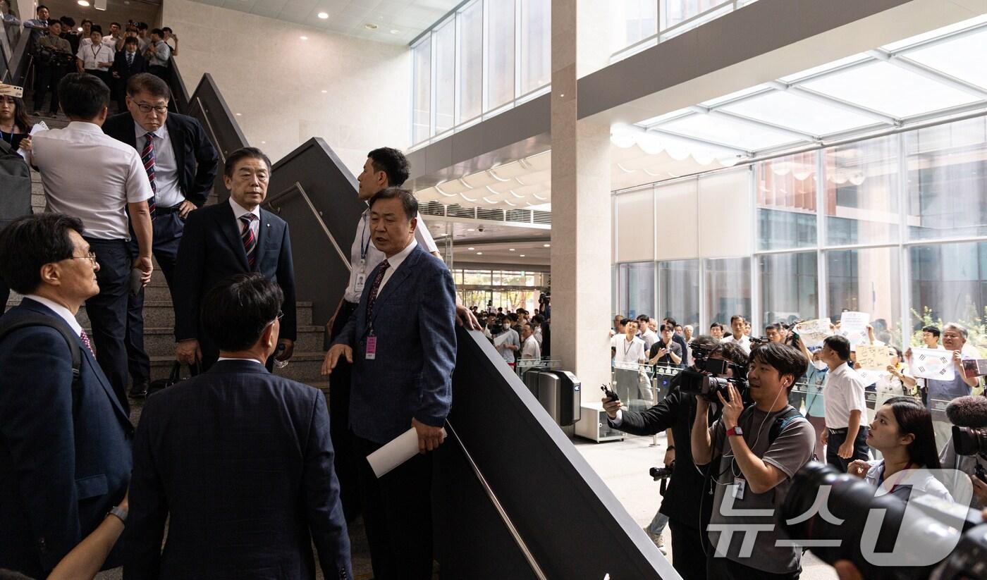 김형석 독립기념관장이 8일 서울 여의도 국회 소통관에서 대국민 기자회견을 마치고 차량으로 향하기 전 대기하고 있다. 2025.9.8/뉴스1 ⓒ News1 이승배 기자