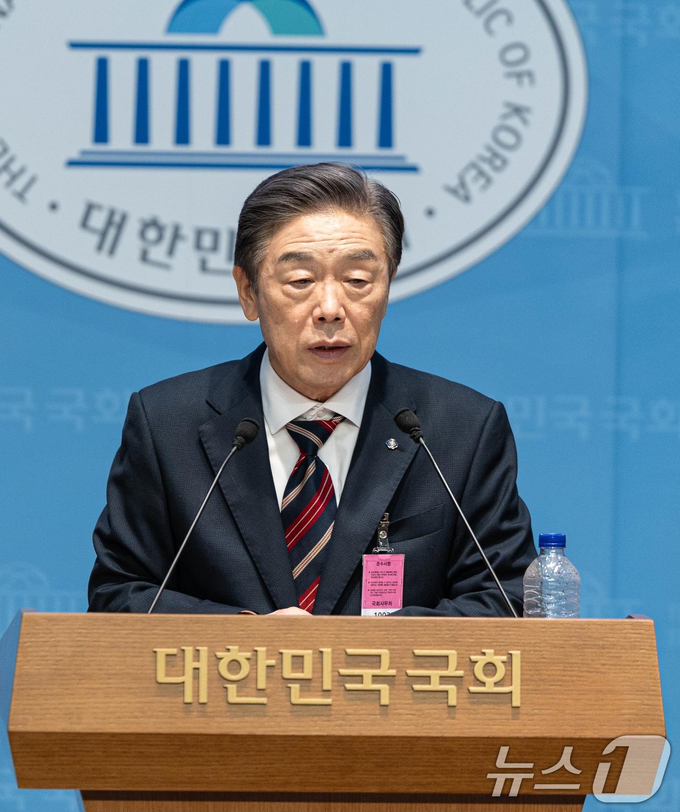 본문 이미지 - 김형석 독립기념관장이 8일 서울 여의도 국회 소통관에서 대국민 기자회견을 하고 있다. 2025.9.8/뉴스1 ⓒ News1 이승배 기자