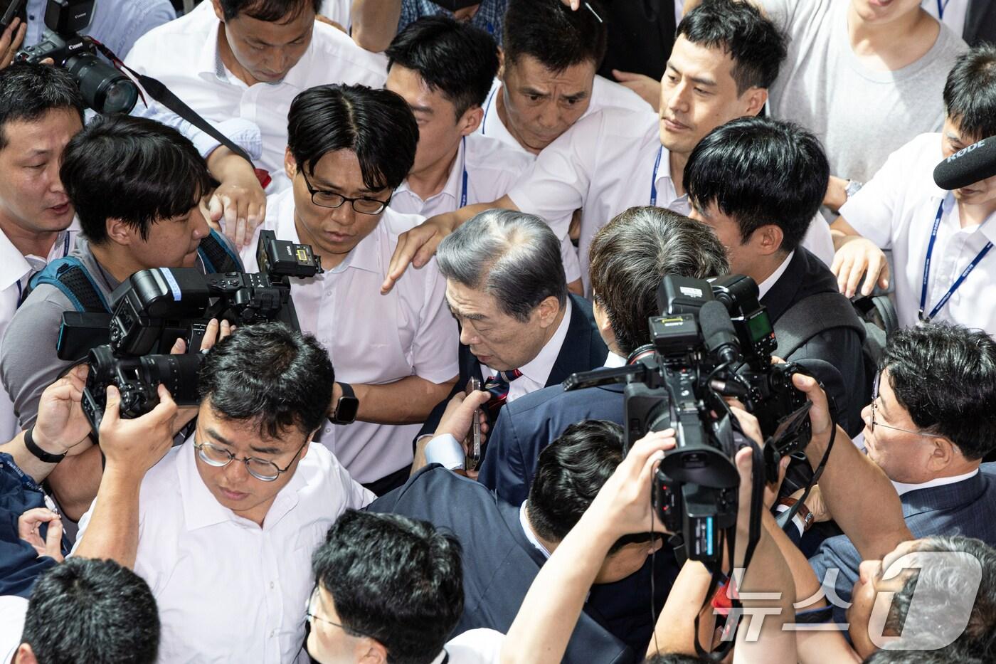 김형석 독립기념관장이 지난 8일 서울 여의도 국회 소통관에서 대국민 기자회견을 마치고 시민단체 및 의원들의 퇴진 요구 속에 차량으로 향하고 있다. 2025.9.8/뉴스1 ⓒ News1 이승배 기자