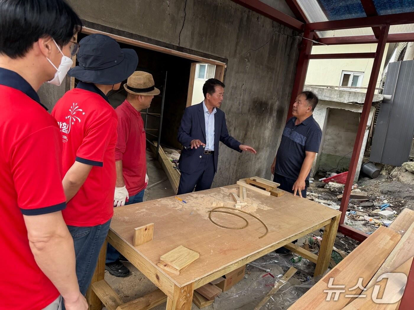 본문 이미지 - 주영환 전북 진안 부군수(오른쪽 두번째)가 주요 사업장을 방문해 추진 상황을 점검하고 개선 방안에 대해 논의했다.(진안군제공. 재판매 및 DB금지)2025.9.8/뉴스1