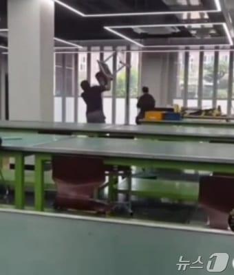 본문 이미지 - 광주 한 고등학교서 퇴직 교사 출신 60대 강사가 학생을 향해 의자를 던지는 모습이 틱톡에 올라왔다가 내려갔다.&#40;독자제공. 재배포 및 DB 금지&#41;