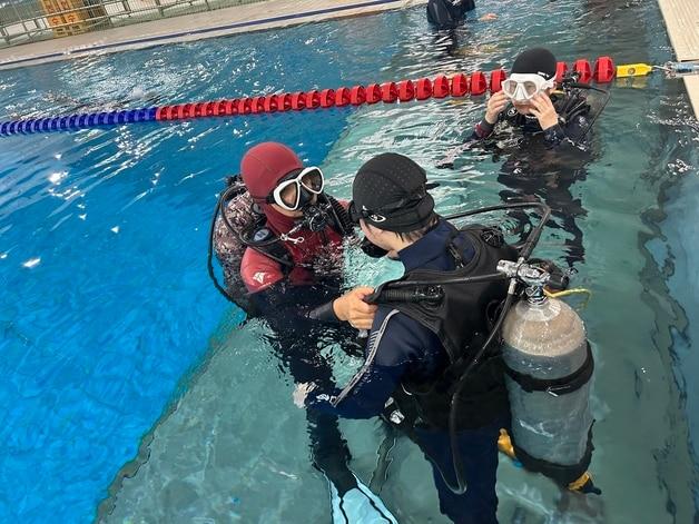 본문 이미지 - 충북특수교육원 '도전해볼까? 스쿠버다이빙' 통합교육 프로그램.(충북교육청 제공. 재판매 및 DB금지)/뉴스1