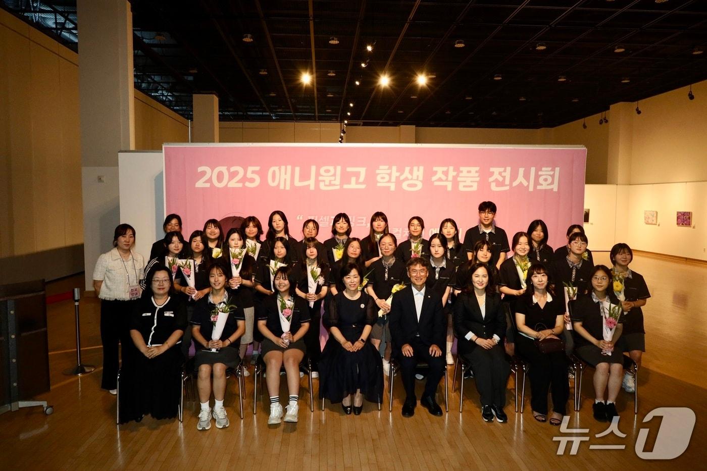 본문 이미지 - 울산 중구 울산애니원고등학교(교장 최영숙)는 중구 문화의 전당 전시장에서 ‘2025학년도 애니원고 학생 작품전시회’를 성황리에 마쳤다.(울산애니원고 제공·재판매 및 DB금지)/뉴스1)