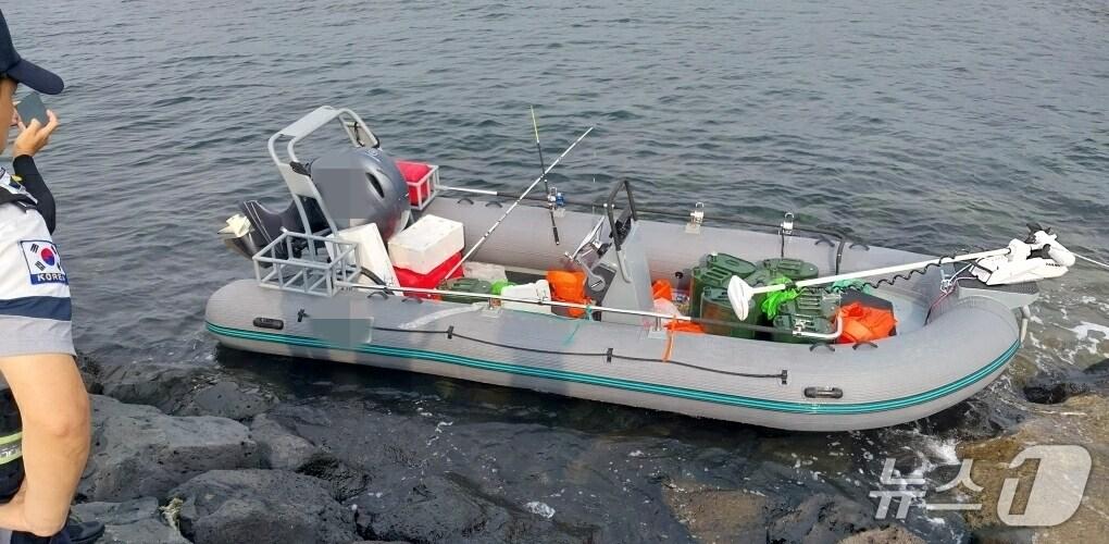 본문 이미지 - 8일 오전 제주시 한경면 용수리 해안에서 발견된 의문의 고무보트.(독자제공. 재판매 및 DB 금지)/뉴스1 