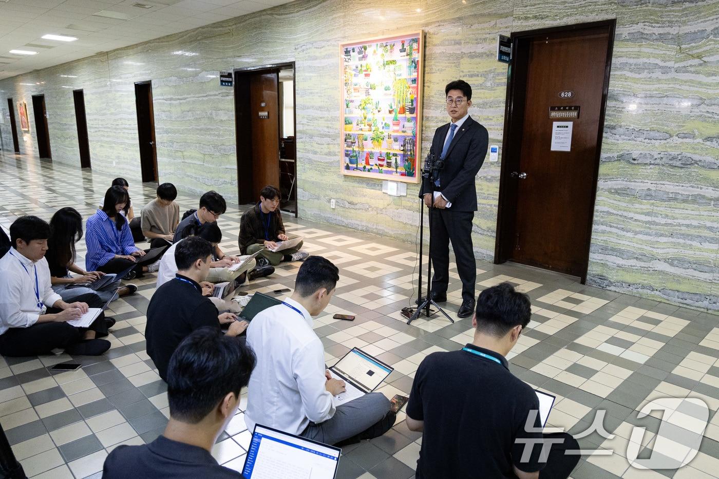 노종면 더불어민주당 언론개혁특별위원회 간사가 8일 서울 여의도 국회에서 취재진들과 만나 브리핑하고 있다. 2025.9.8/뉴스1 ⓒ News1 유승관 기자