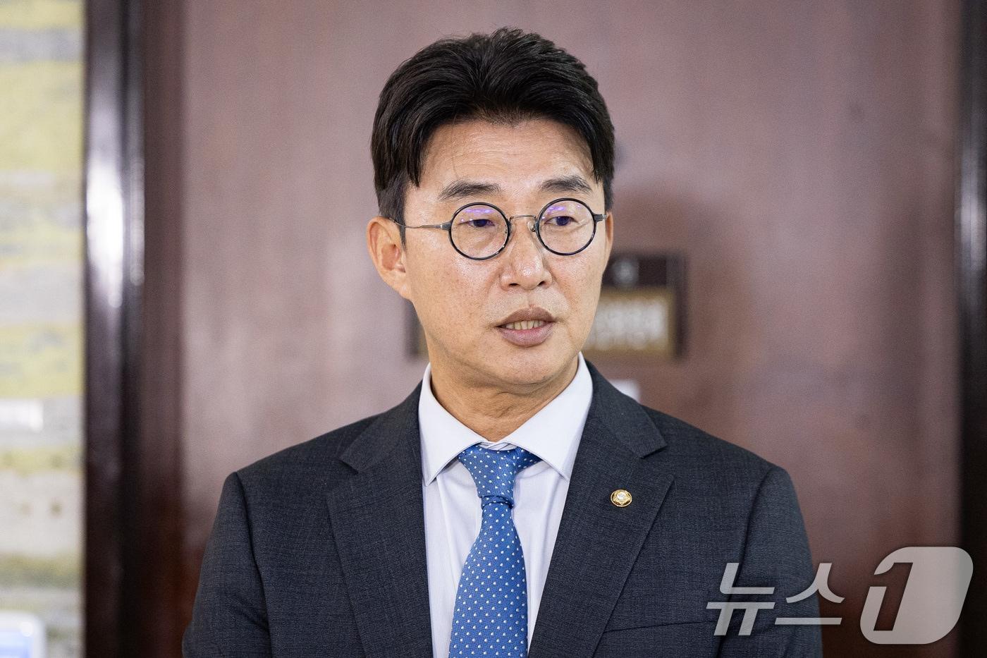 노종면 더불어민주당 의원이 지난 8일 서울 여의도 국회에서 취재진들과 만나 브리핑하고 있다. 2025.9.8/뉴스1 ⓒ News1 유승관 기자