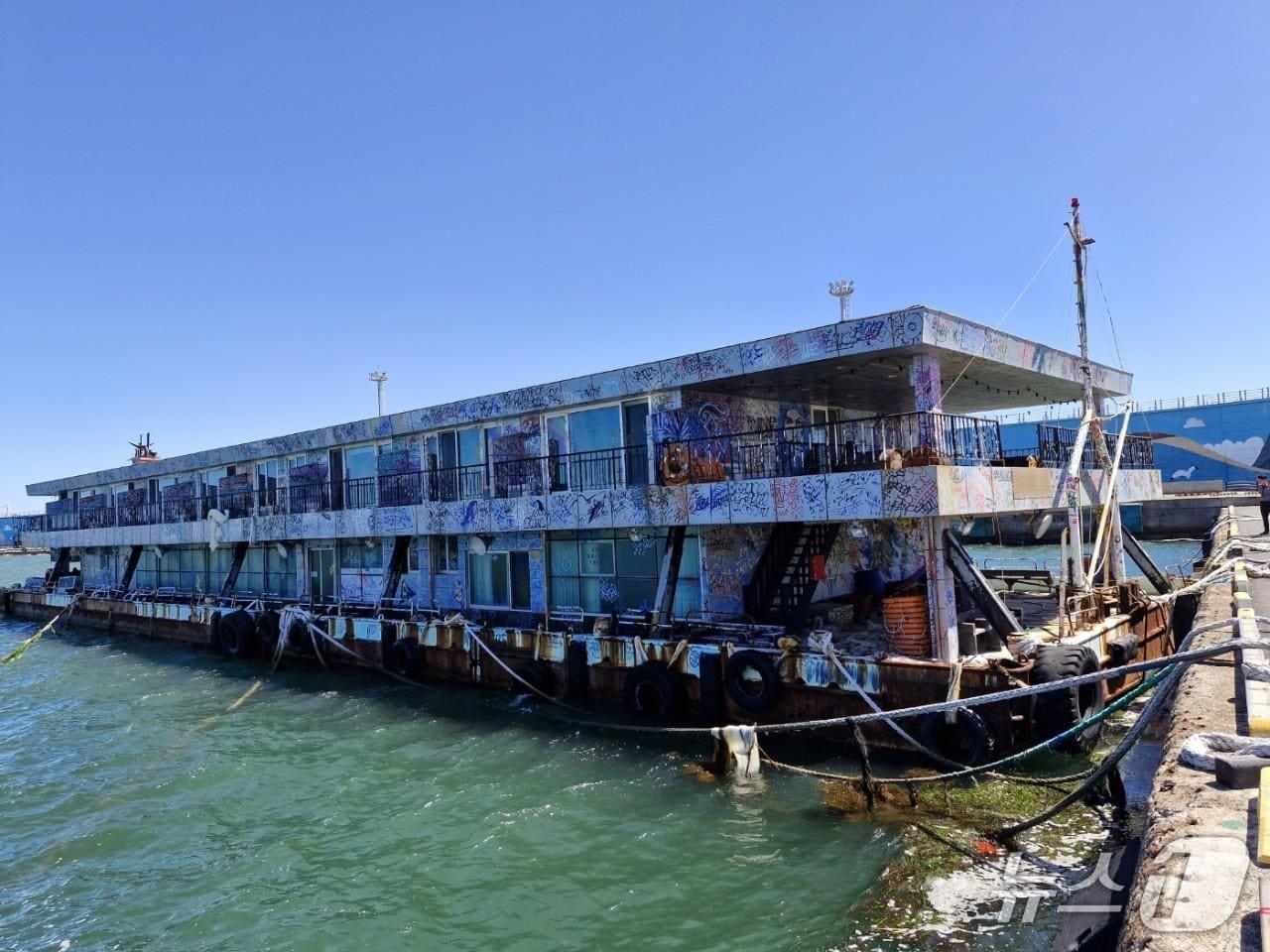 본문 이미지 -  성산포항에 방치된 해상호텔(서귀포시 제공. 재판매 및 DB금지)/뉴스1