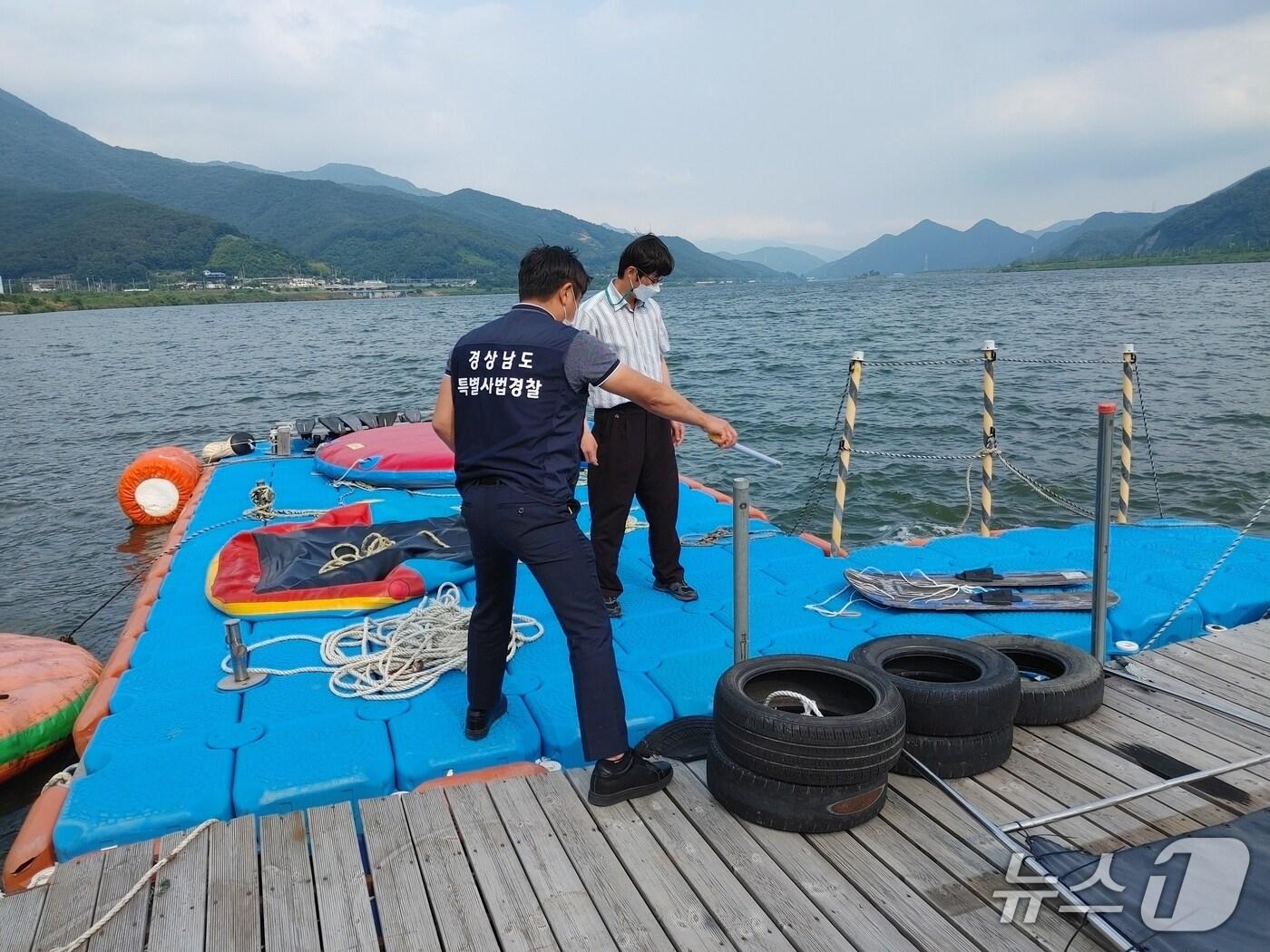 본문 이미지 - 경남도 특별사법경찰이 지난 2021년 경남도내 한 불법 계류장에서 불법행위를 단속하고 있다.(경남도 제공. 재판매 및 DB금지)