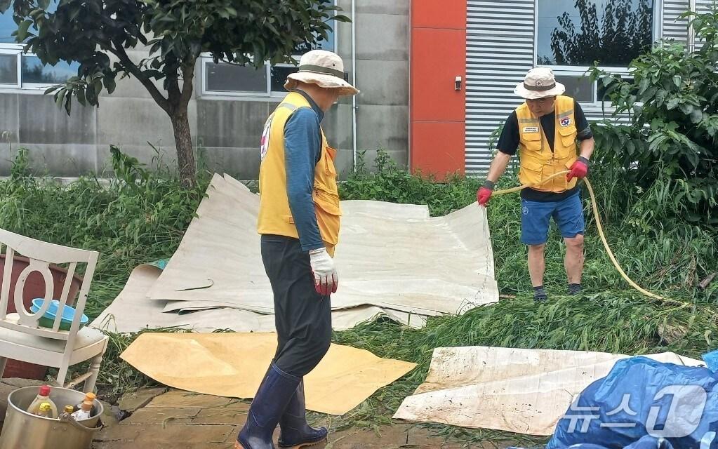 본문 이미지 - 7일 전북 익산의 폭우 피해 현장에서 대한적십자사 익산시협의회 회원들이 현장 구호 활동을 하고 있다.(전북적십자사 제공. 재판매 및 DB금지)