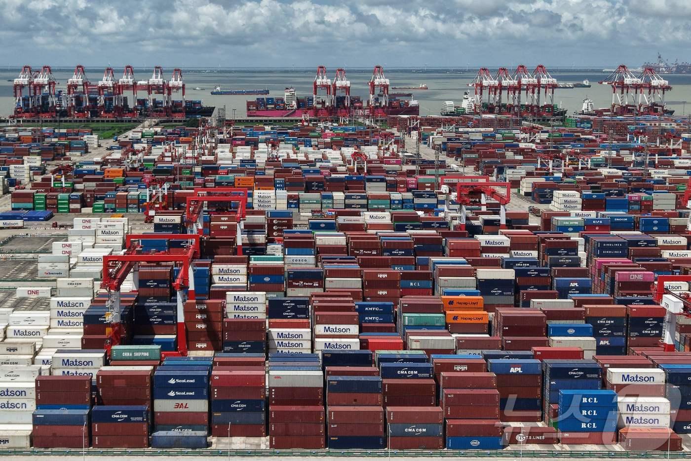 8일 중국 상하이 항구에 컨테이너들이 쌓인 모습. 이날 중국 해관총서는 8월 중국의 수출이 전년 동기 대비 4.4% 증가했다고 밝혔다. 2025.09.08 ⓒ AFP=뉴스1 ⓒ News1 김지완 기자