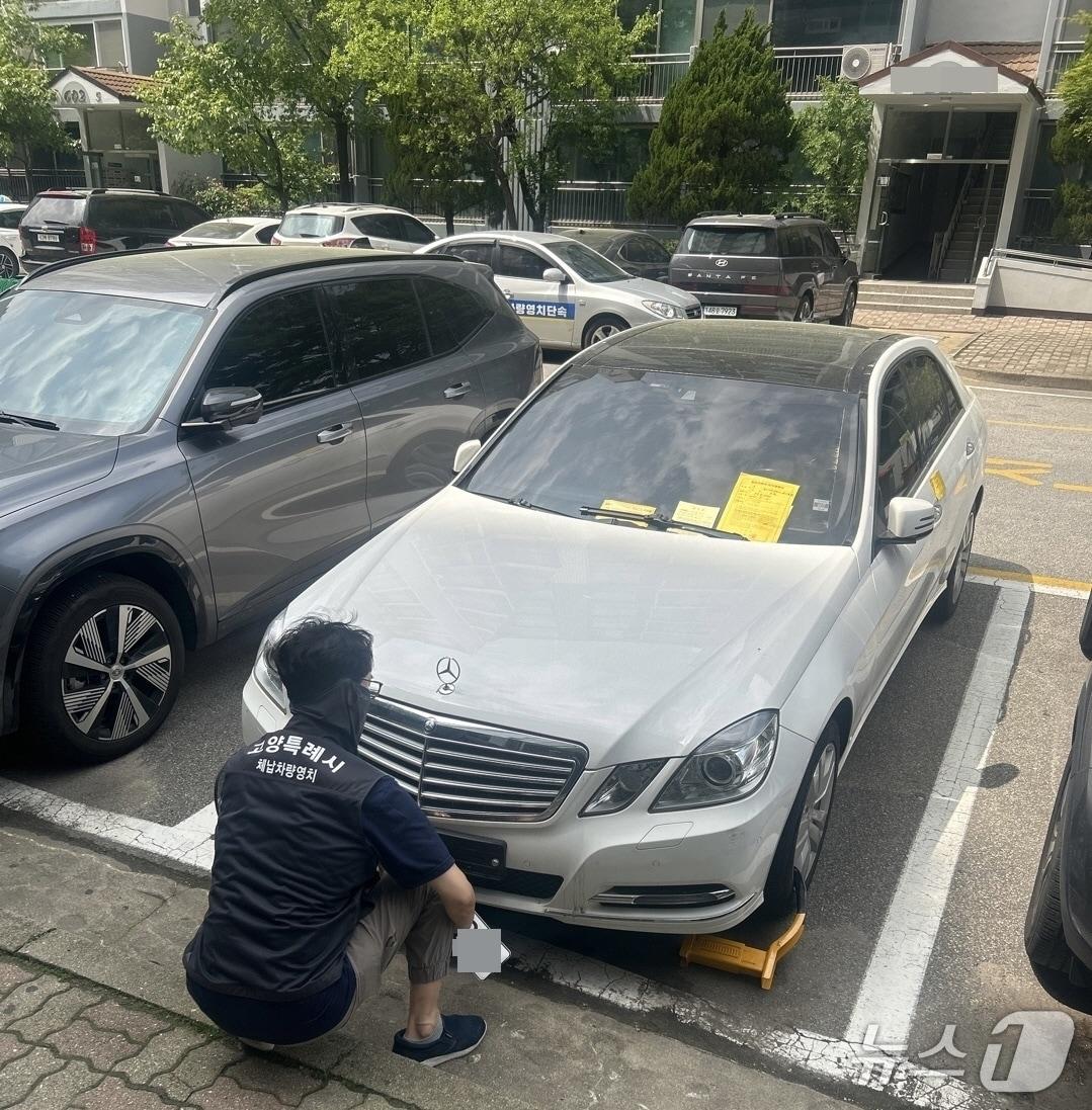 본문 이미지 - 고양시의 지방세 체납차량 번호판 영치 모습. &#40;고양시 제공, 재판매 및 DB금지&#41;