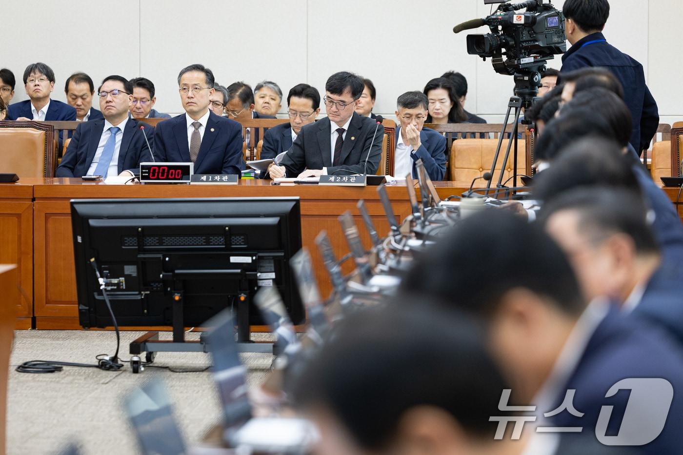 기획재정부 이형일 1차관&#40;앞줄 왼쪽&#41;과 임기근 2차관이 8일 서울 여의도 국회에서 열린 제429회 국회&#40;정기회&#41; 기획재정위원회 제1차 전체회의에 출석해 회의를 지켜보고 있다. 2025.9.8/뉴스1 ⓒ News1 유승관 기자