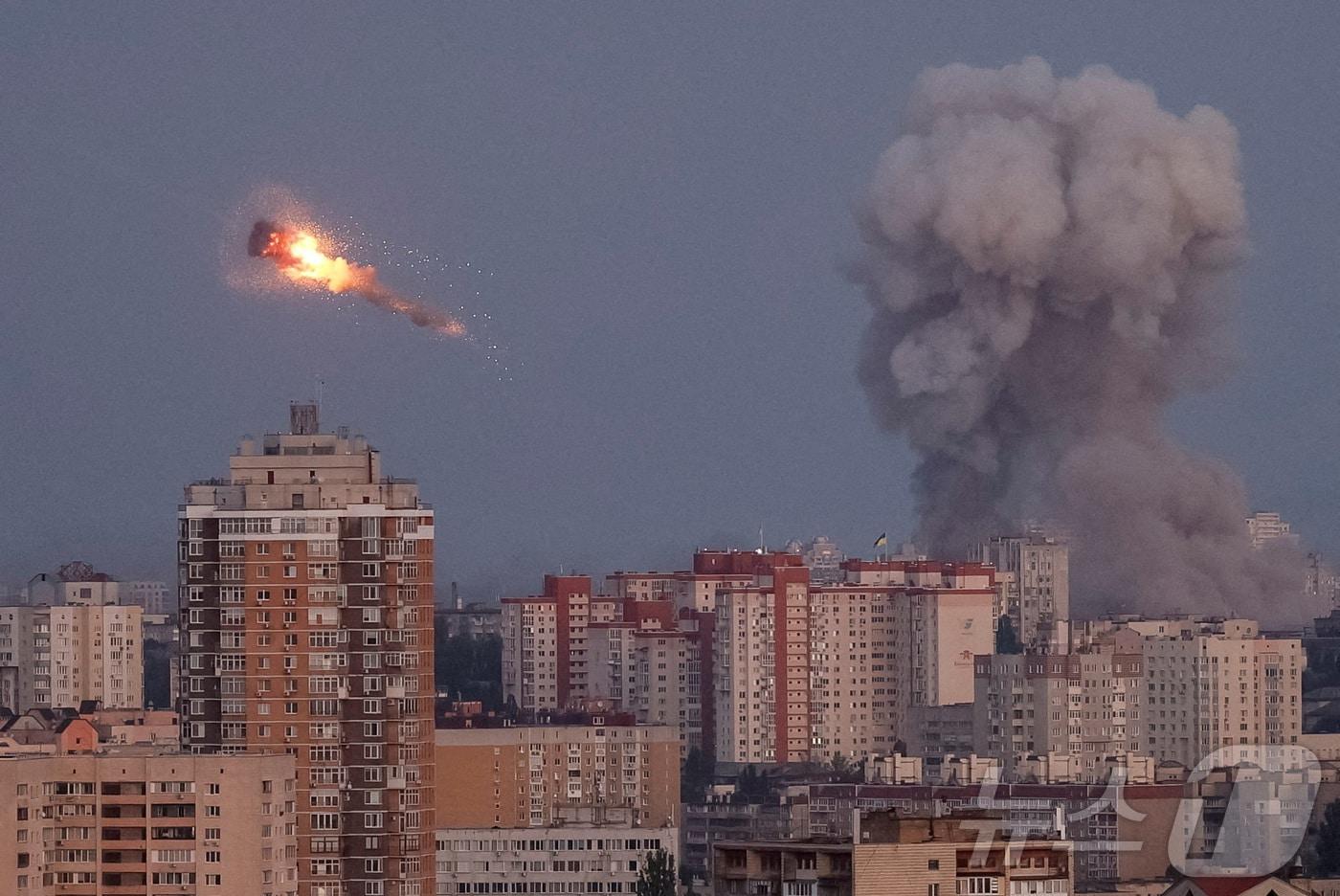 7일&#40;현지시간&#41; 우크라이나 키이우 상공에서 우크라이나군이 러시아에서 발사된 미사일을 격추하는 장면. 2025.09.07 ⓒ 로이터=뉴스1 ⓒ News1 김지완 기자