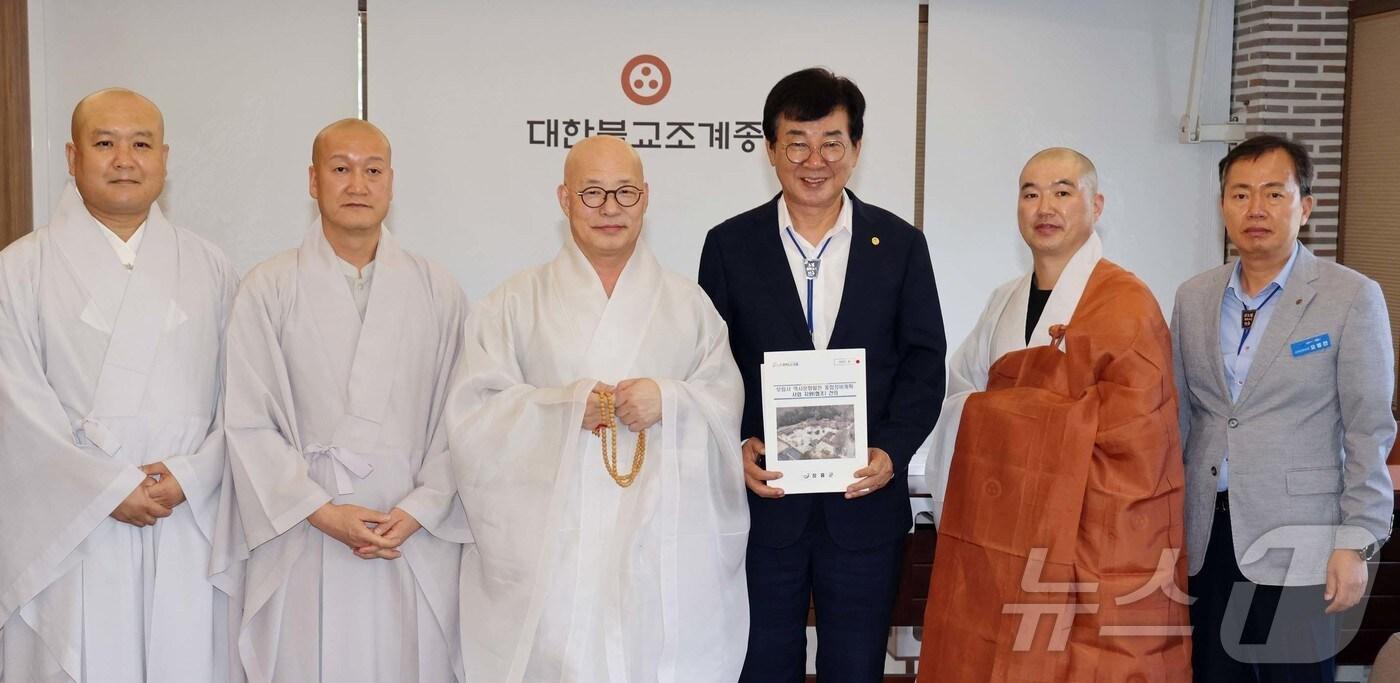 김성 장흥군수(왼쪽 네번째)가 대한불교조계종 총무원을 방문해 총무원장 진우 스님(왼쪽 세번째)과 만나 보림사의 중장기적인 발전 방향에 대해 의견을 나눴다.(장흥군 제공, 재배포 및 DB 금지)/뉴스1