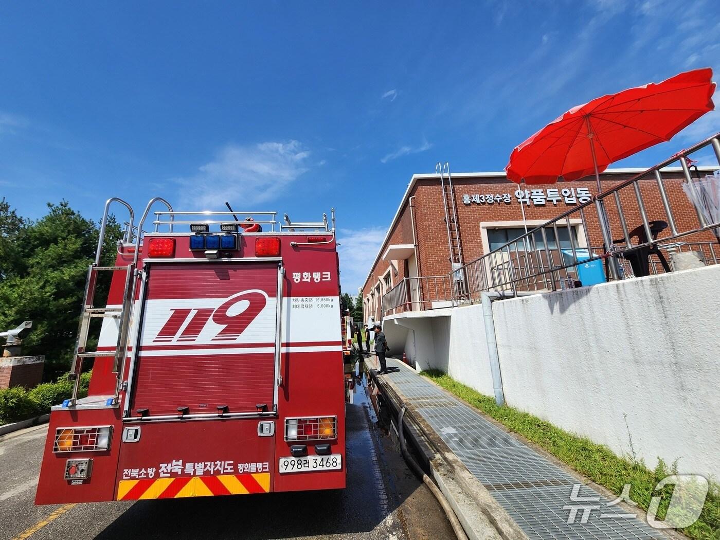 본문 이미지 - 8일 정부의 제2차 국가소방동원령에 따라 강원도 강릉 급수 지원에 전주완산소방서 대용량 물탱크차 1대를 비롯한 전국 20대의 대용량 물탱크차가 투입됐다.&#40;전북소방 제공. 재판매 및 DB금지&#41;