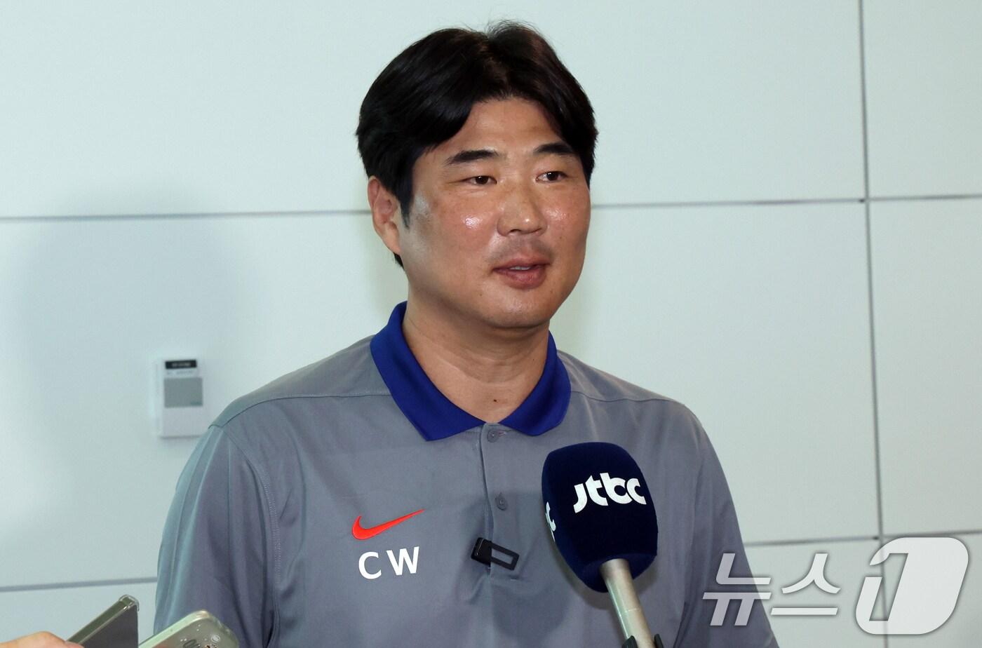 이창원 2025 FIFA 20세 이하 &#40;U-20&#41; 월드컵 대표팀 감독이 8일 오후 인천공항에서 출국에 앞서 인텨뷰를 하고 있다. B조에 편성된 대표팀은 한국 시간으로 28일 우크라이나, 10월1일 파라과이, 4일 파나마와 차례로 맞붙는다. 2025.9.8/뉴스1 ⓒ News1 김명섭 기자