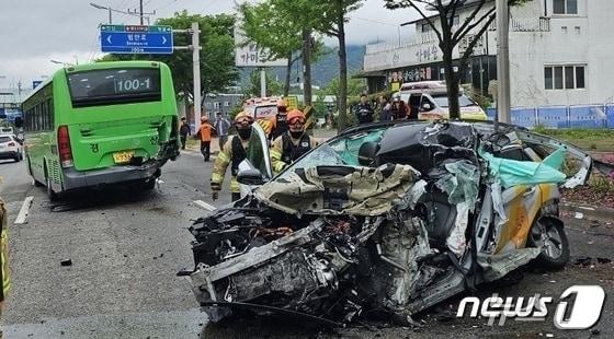 본문 이미지 - 21일 오전 9시 9분쯤 대구 수성구 연호동 방공포병학교 인근 교통사고 현장.&#40;대구소방본부 제공. 재판매 및 DB 금지&#41;