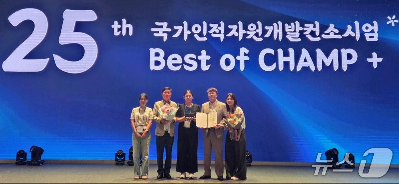 한국산업인력공단의 제16회 우수 사례 경진대회(Best of CHAMP Day) 성과평가에서 최우수기관으로 선정된 삼보모터스 기술연수원 임직원들이 기념촬영을 하고 있다.(삼보모터스 제공. 재판매 및 DB 금지)