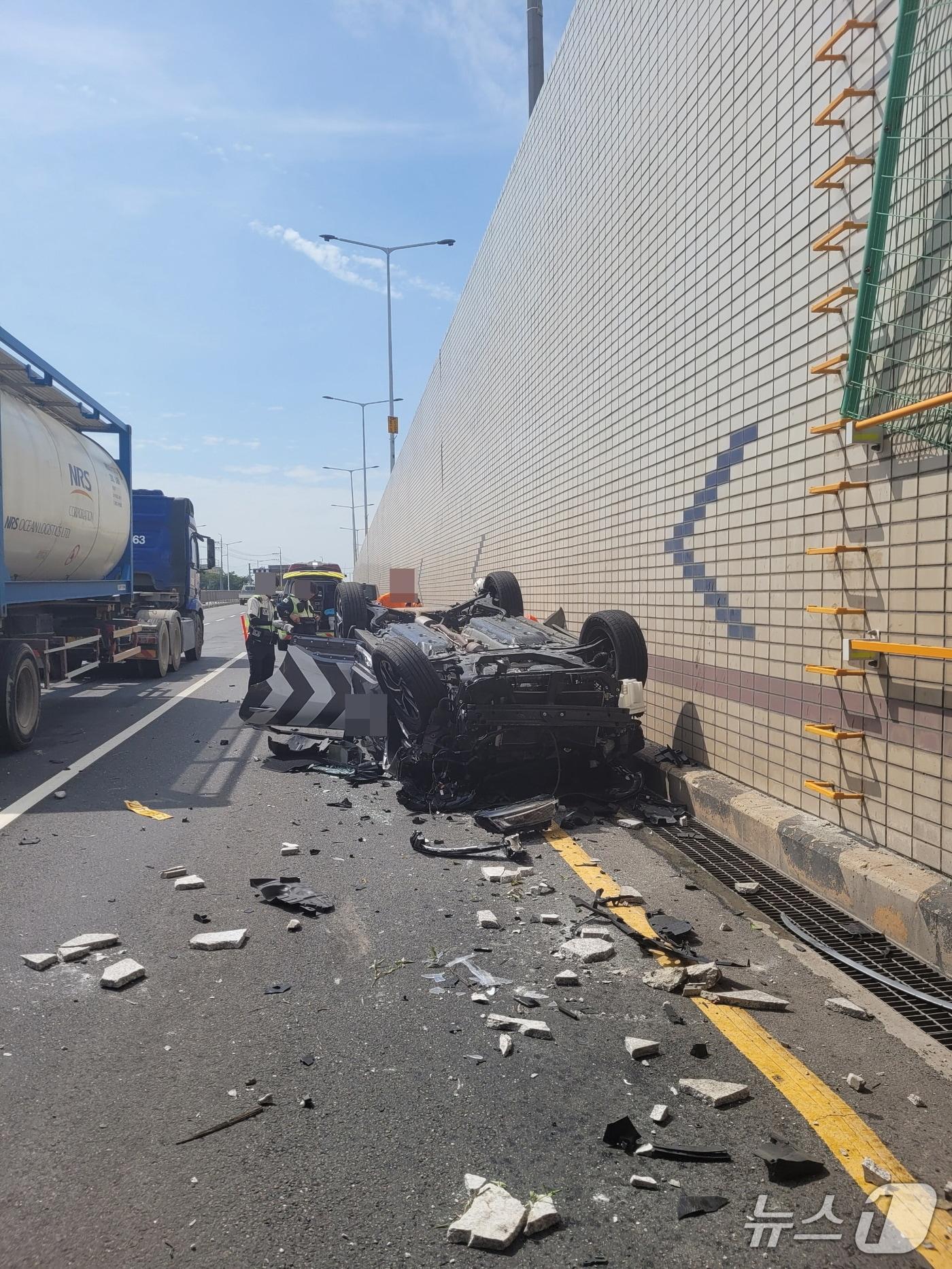 본문 이미지 - 사고차량.(부산 강서경찰서 제공. 재판매 및 DB 금지)