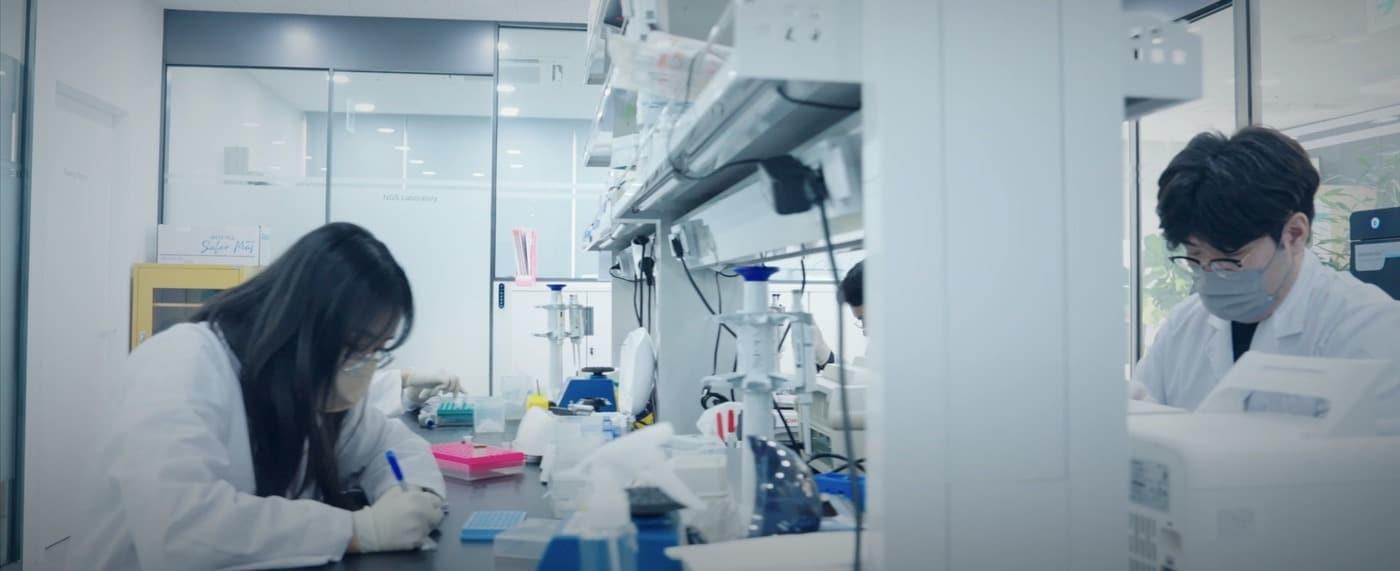 메디사피엔스 연구원들이 시약 분석을 하고 있다.(메디사피엔스 제공)/뉴스1