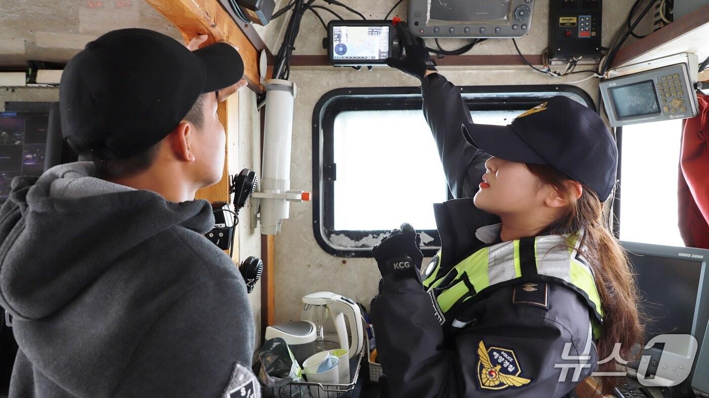 외국인선원 대상으로 SOS 버튼 누르기 교육이 실시되고 있다(부산해경 제공. 재판매 및 DB 금지)