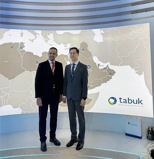 본문 이미지 - 한미약품 박재현 대표이사&#40;오른쪽&#41;와 타북 이스마일 쉐하다 CEO가 기념촬영을 하고 있다. /한미약품 제공