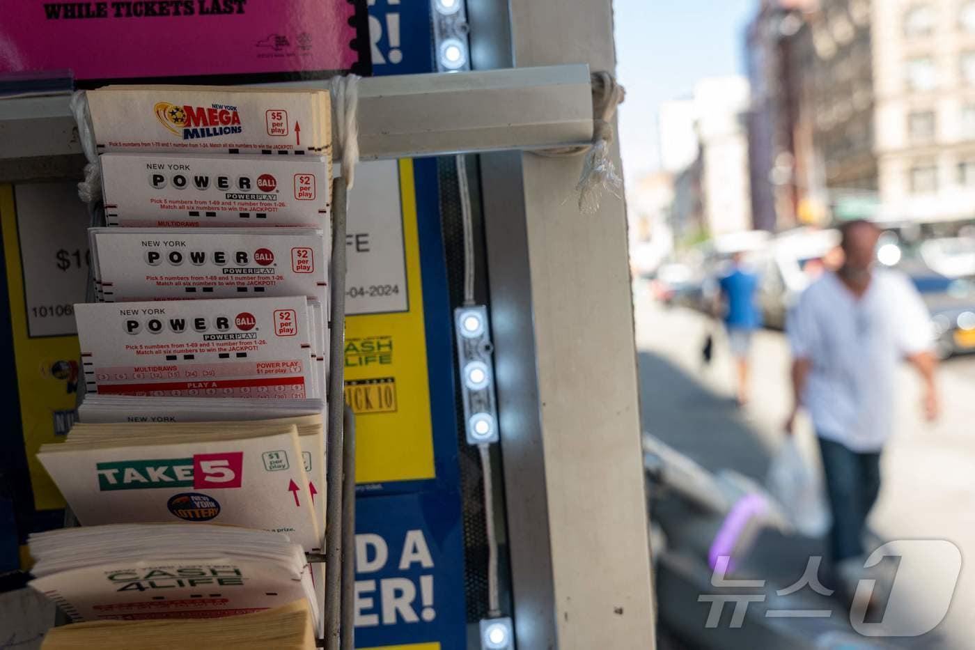 여러 복권들이 5일 뉴욕 맨해튼의 뉴스 스탠드에 비치돼 있다. 2025.9.5 ⓒ AFP=뉴스1 ⓒ News1 강민경 기자