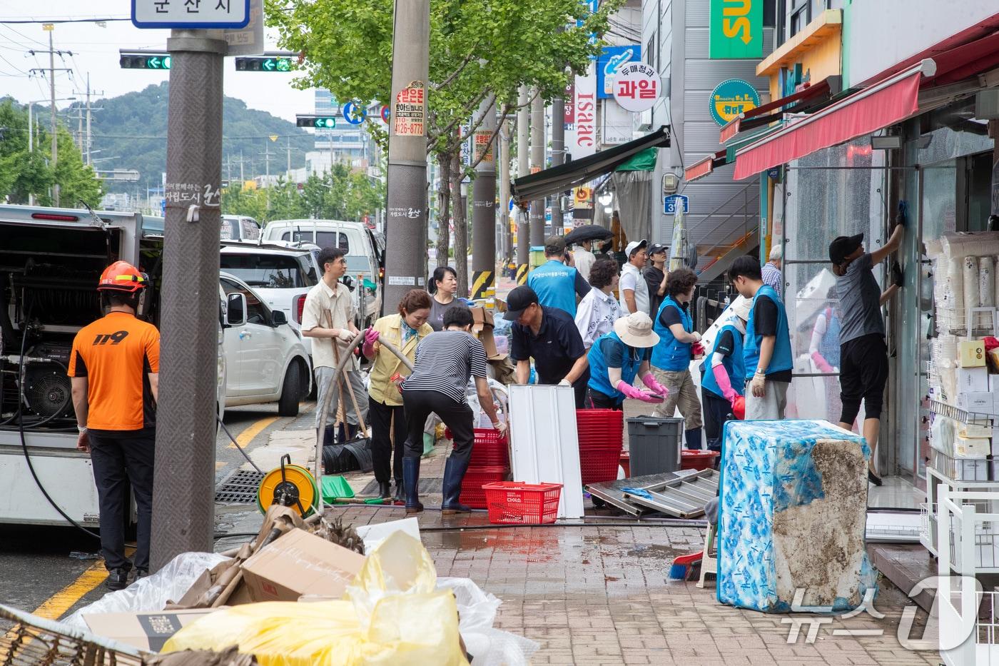 군산시 나운동의 구 보건소사거리 상가 침수 현장에 자원봉사자들이 피해복구에 나서고 있다.2025.9.8/뉴스1