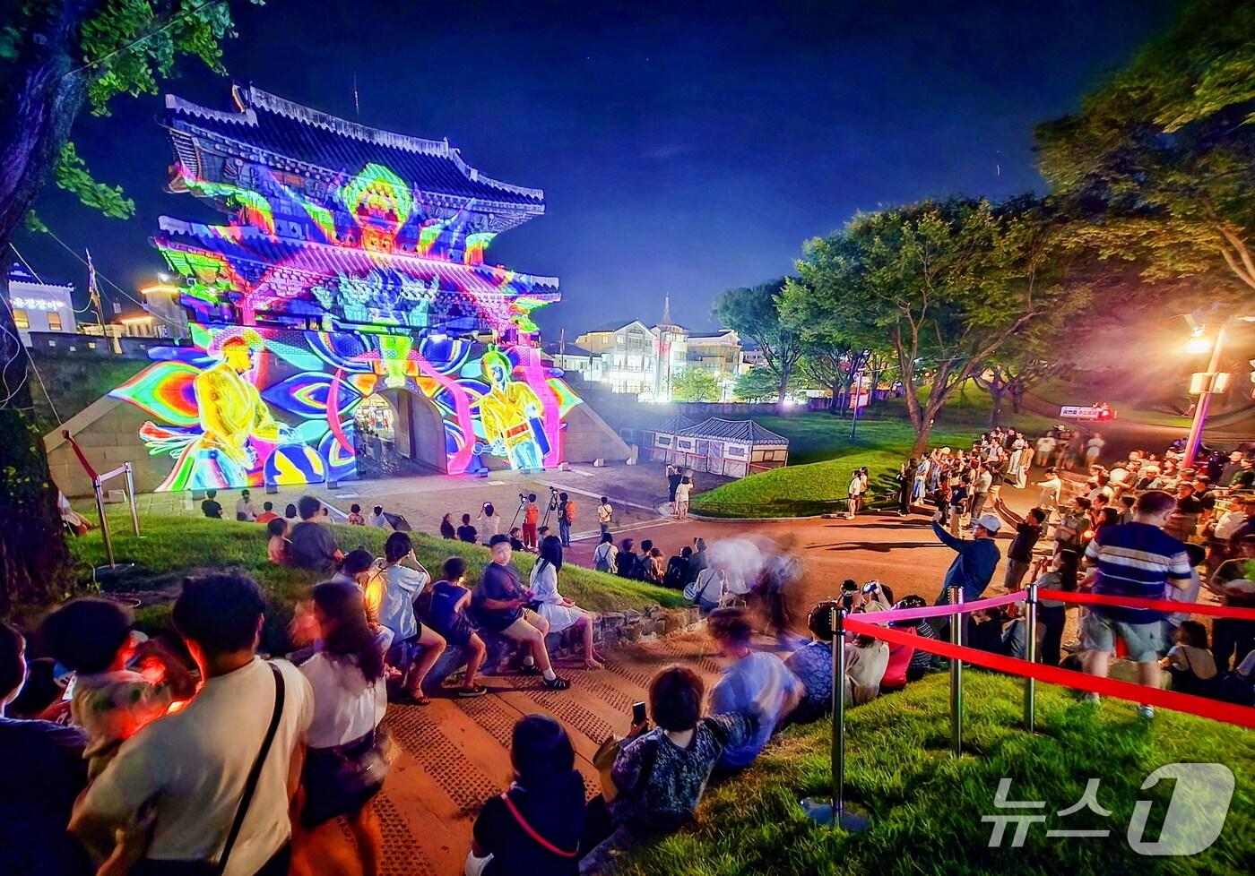 ‘2025년 국가유산 미디어아트 진주성’의 미디어 파사드&#40;진주시 제공. 재판매 및 DB금지&#41;.